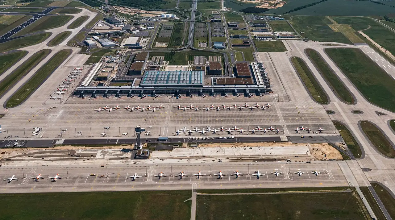 Luftbild vom Flughafen Berlin Brandenburg mit Terminal, Vorfeld, geparkten Flugzeugen und Start- und Landebahnen