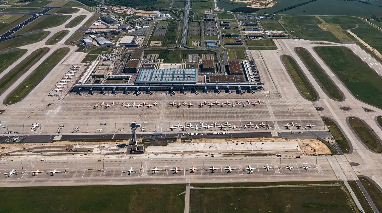 Der Flughafen Berlin Brandenburg von oben mit Terminal, Vorfeldern, parkenden Flugzeugen und Landebahnen
