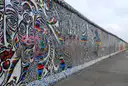 Bemalte Wandbilder auf einem langen Stück der East Side Gallery
