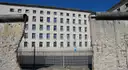 Ein stehendes Stück der Berliner Mauer in der Niederkirchnerstraße
