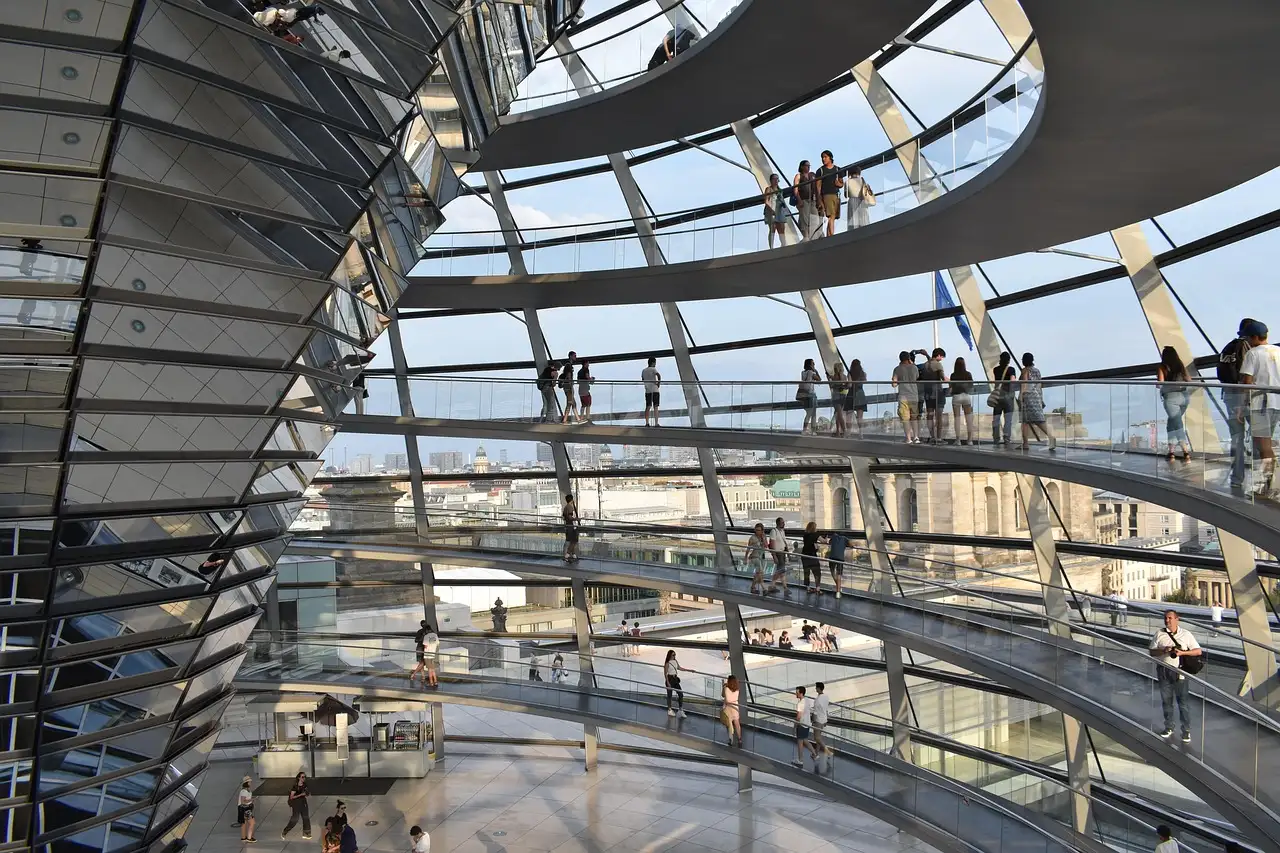 Die Spiralrampen in der Glaskuppel des Reichstags