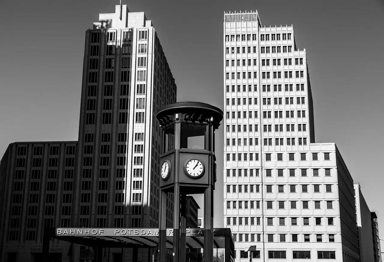 Hochhäuser und die alte Ampeluhr am Potsdamer Platz