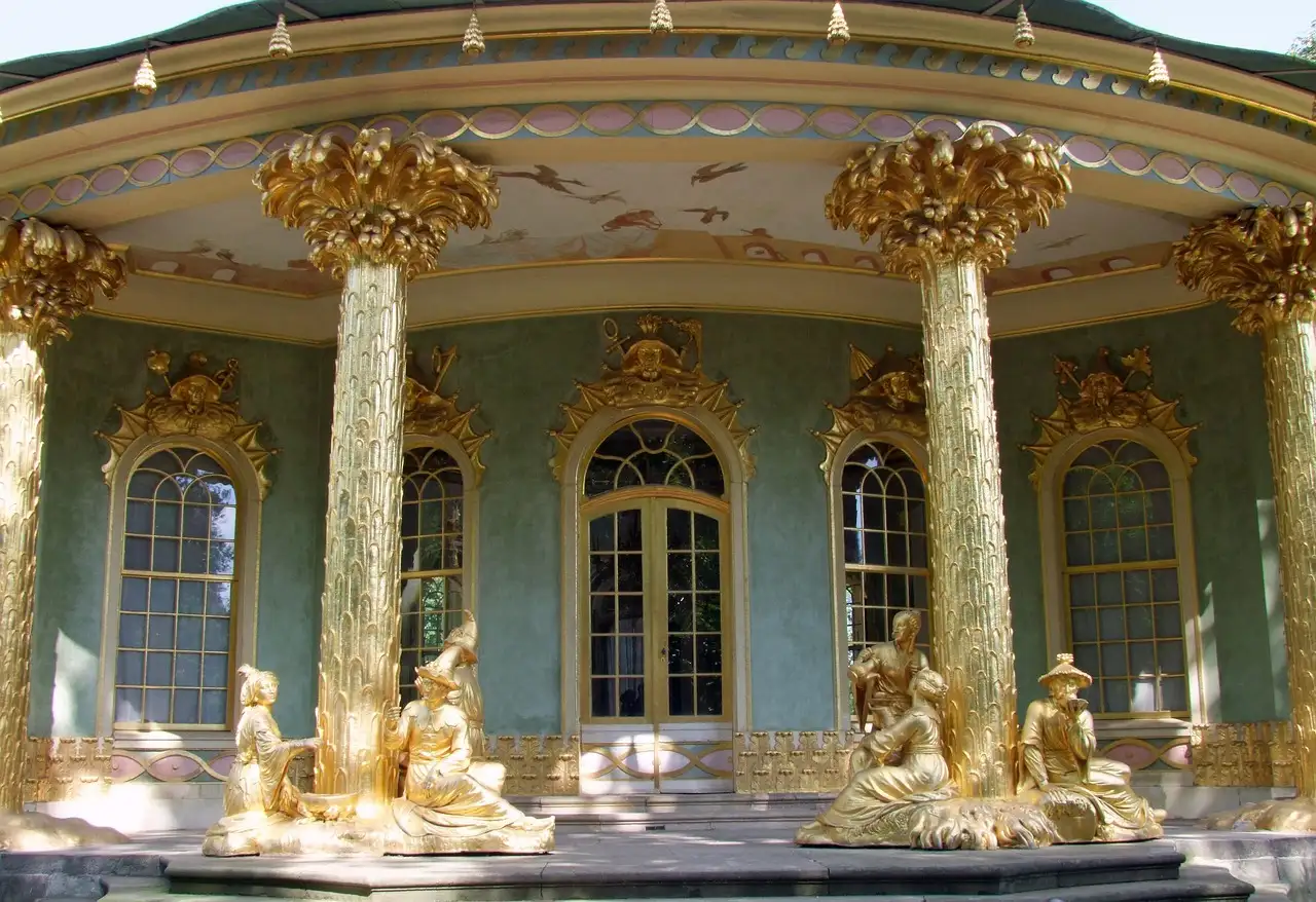 Das vergoldete Chinesische Haus im Park Sanssouci mit goldenen Figuren an den Säulen