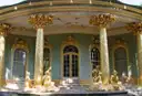 Das vergoldete Chinesische Haus im Park Sanssouci mit goldenen Figuren an den Säulen