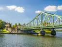 Die grüne Stahlbrücke Glienicker Brücke über der Havel an einem sonnigen Tag