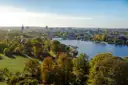 Potsdam von oben mit Herbstbäumen, der Havel und Kirchenkuppeln