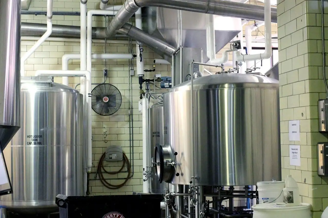 Braukessel aus Stahl in einer Brauerei