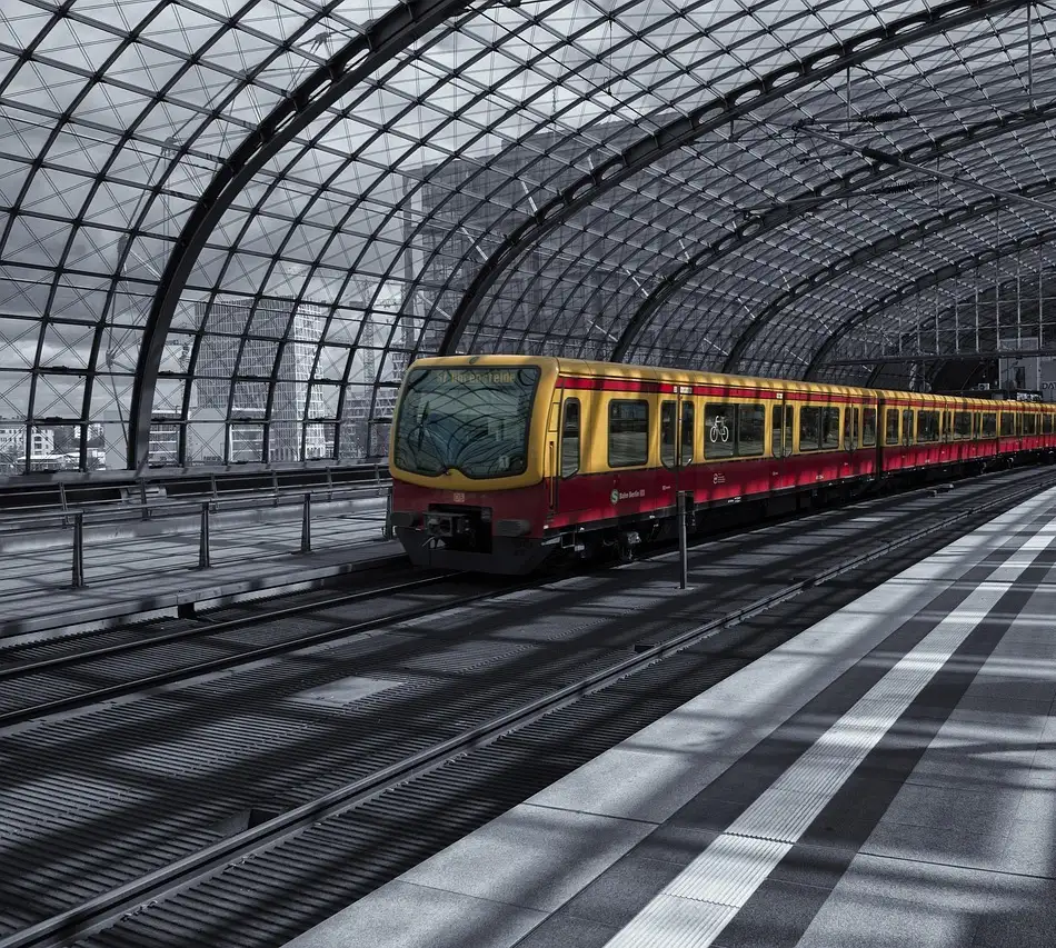 Eine rot-gelbe S-Bahn unter dem Glasdach des Berliner Hauptbahnhofs