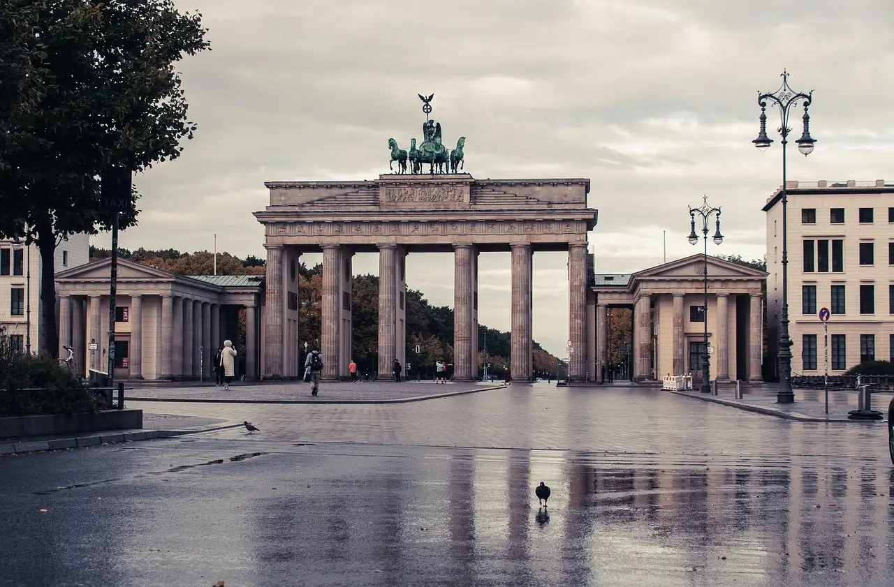 Das Brandenburger Tor vom Pariser Platz aus an einem nassen, grauen Herbsttag