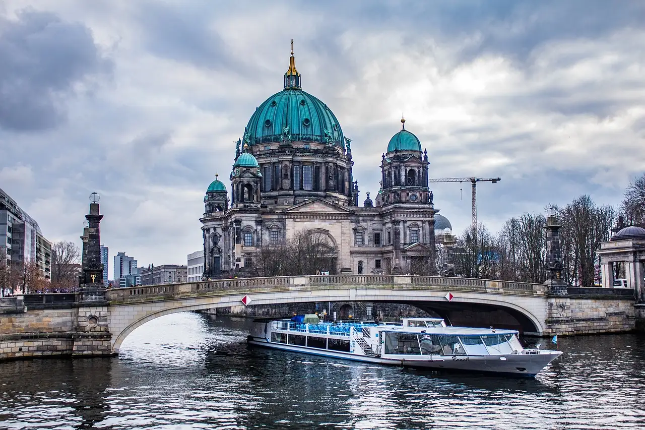 Ein Ausflugsschiff auf der Spree vor dem Berliner Dom