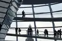 Besucher auf der Spiralrampe in der Glaskuppel des Reichstags
