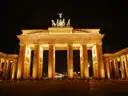 Das beleuchtete Brandenburger Tor bei Nacht