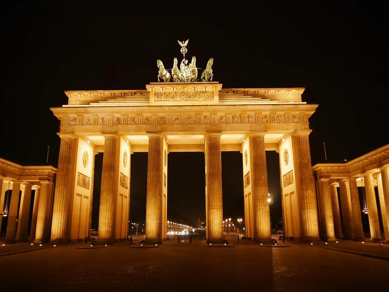 Das beleuchtete Brandenburger Tor bei Nacht
