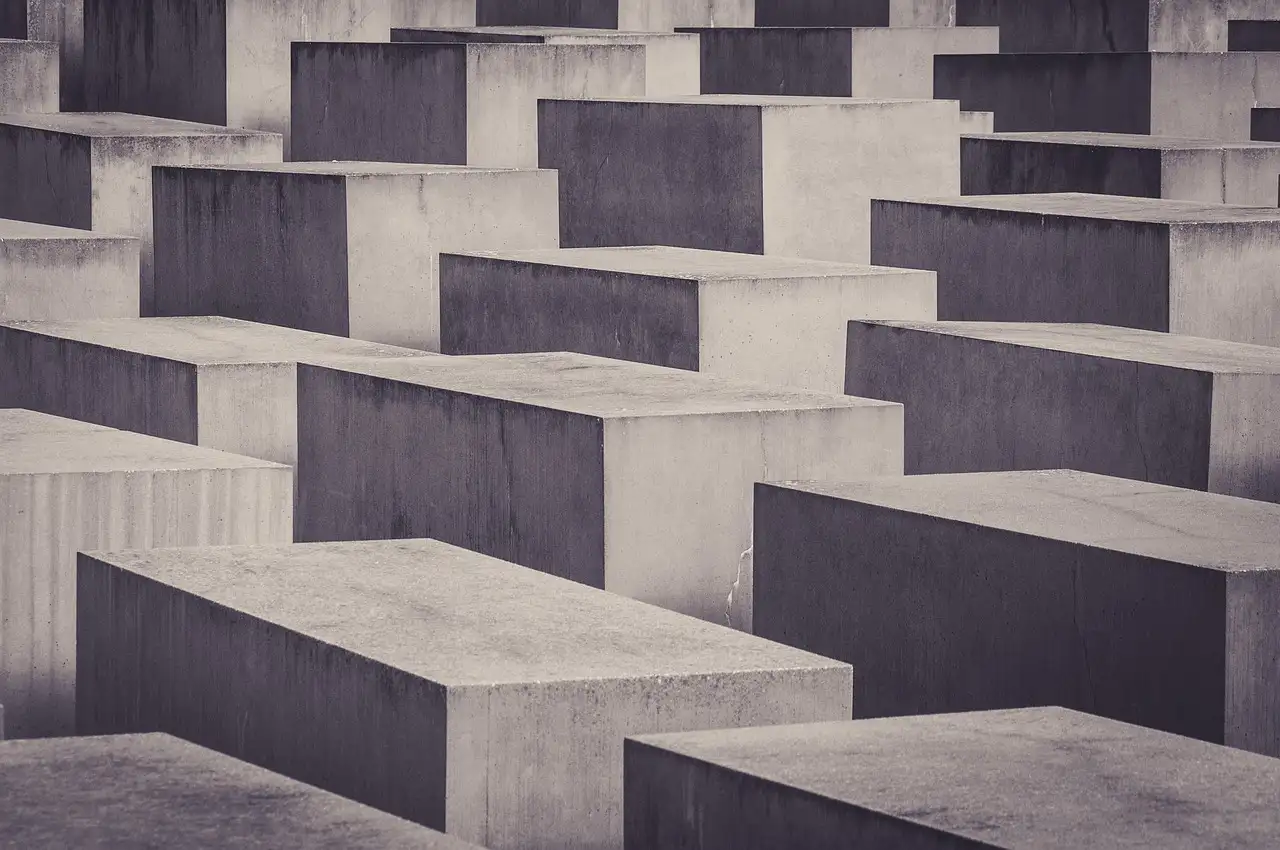 Reihen grauer Betonstelen am Denkmal für die ermordeten Juden Europas