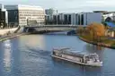 Ein Ausflugsschiff auf der Spree im Regierungsviertel
