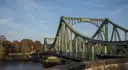 Die Glienicker Brücke über der Havel zwischen Potsdam und Berlin
