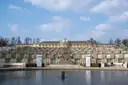 Schloss Sanssouci auf seinem Weinberg, gesehen über das Fontänenbecken im Park
