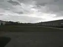 Baracken der Gedenkstätte Sachsenhausen unter grauem Himmel