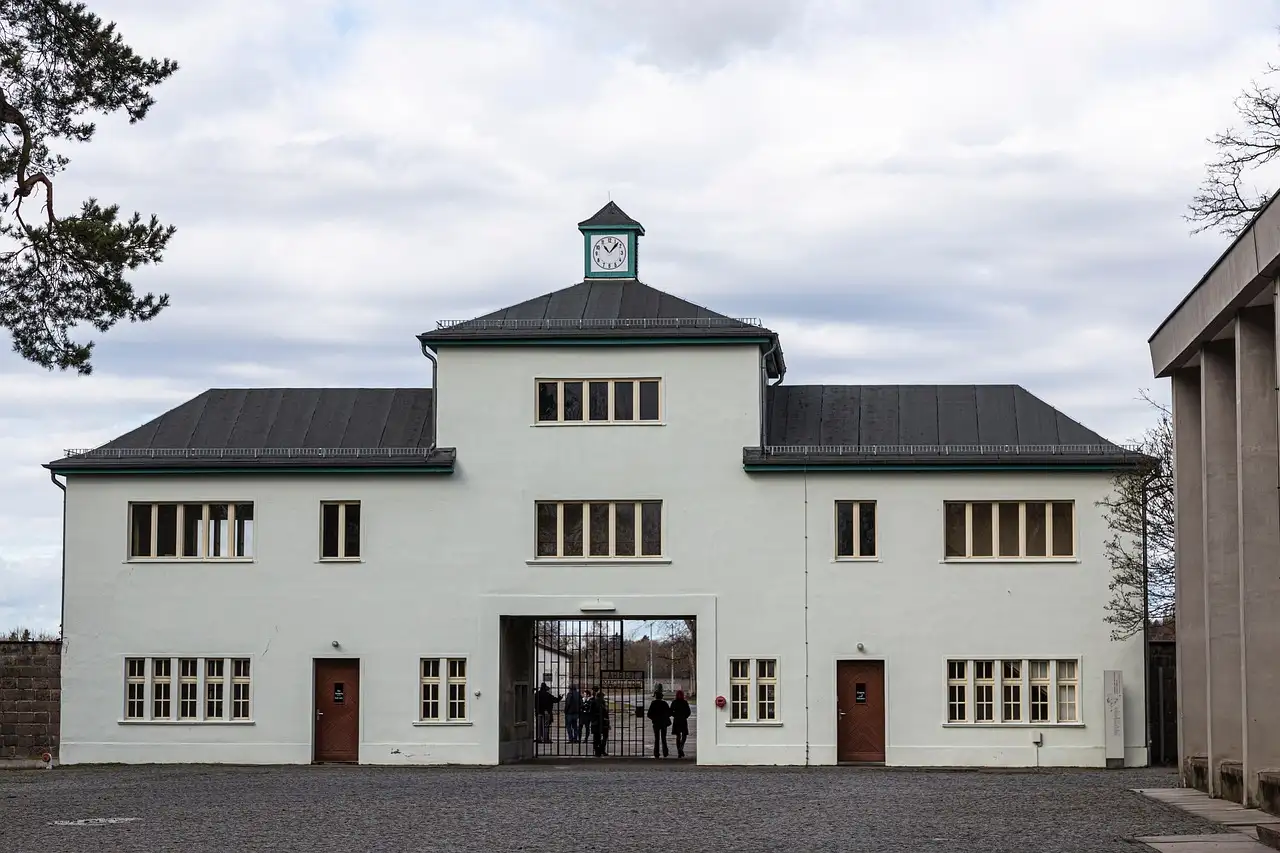 Turm A, das weiße Torhaus des Lagers Sachsenhausen