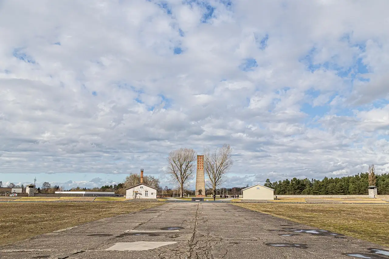 Das weite, leere Gelände der Gedenkstätte Sachsenhausen unter bewölktem Himmel