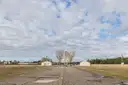 Das weite, leere Gelände der Gedenkstätte Sachsenhausen unter bewölktem Himmel