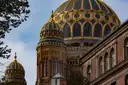 Die goldenen Kuppeln der Neuen Synagoge in Berlin