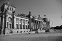 Das Reichstagsgebäude in Schwarz-Weiß