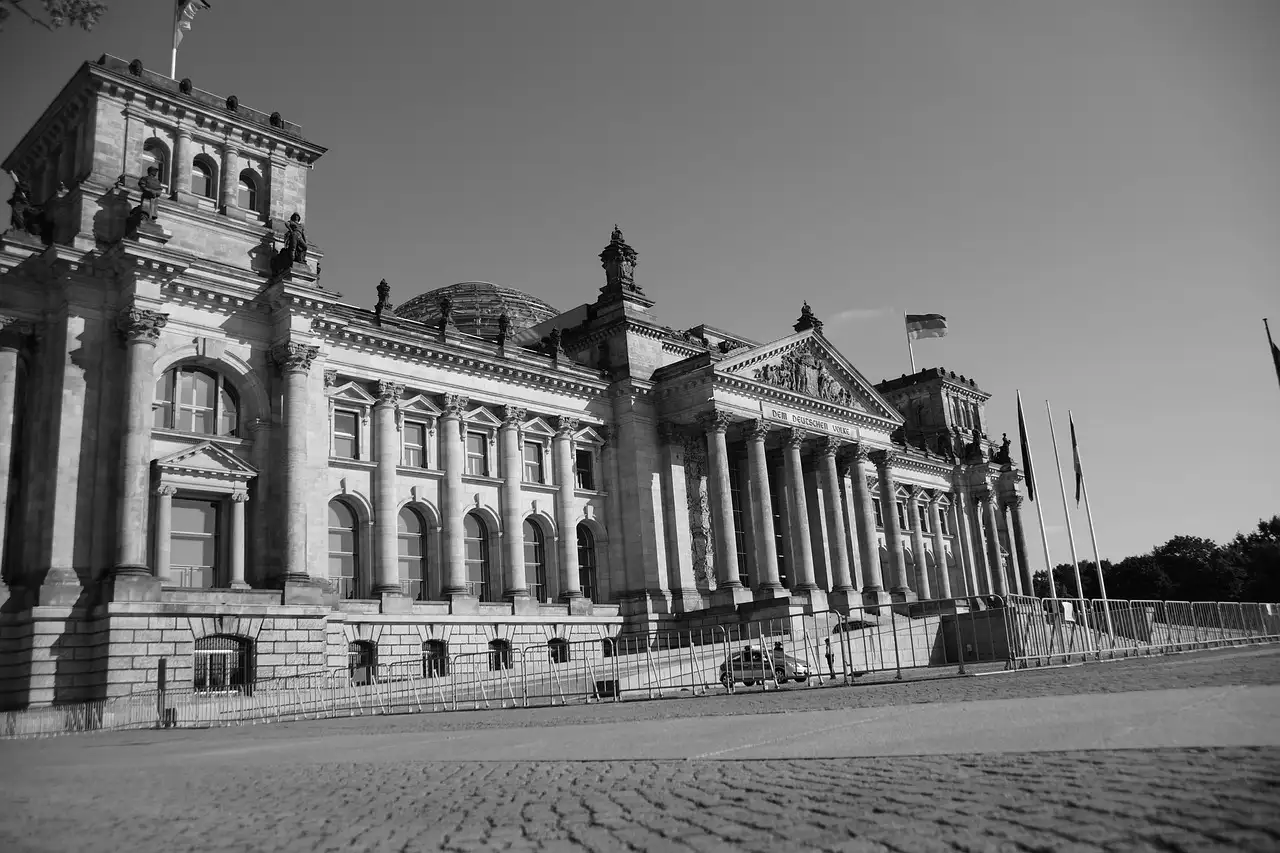 Das Reichstagsgebäude in Schwarz-Weiß