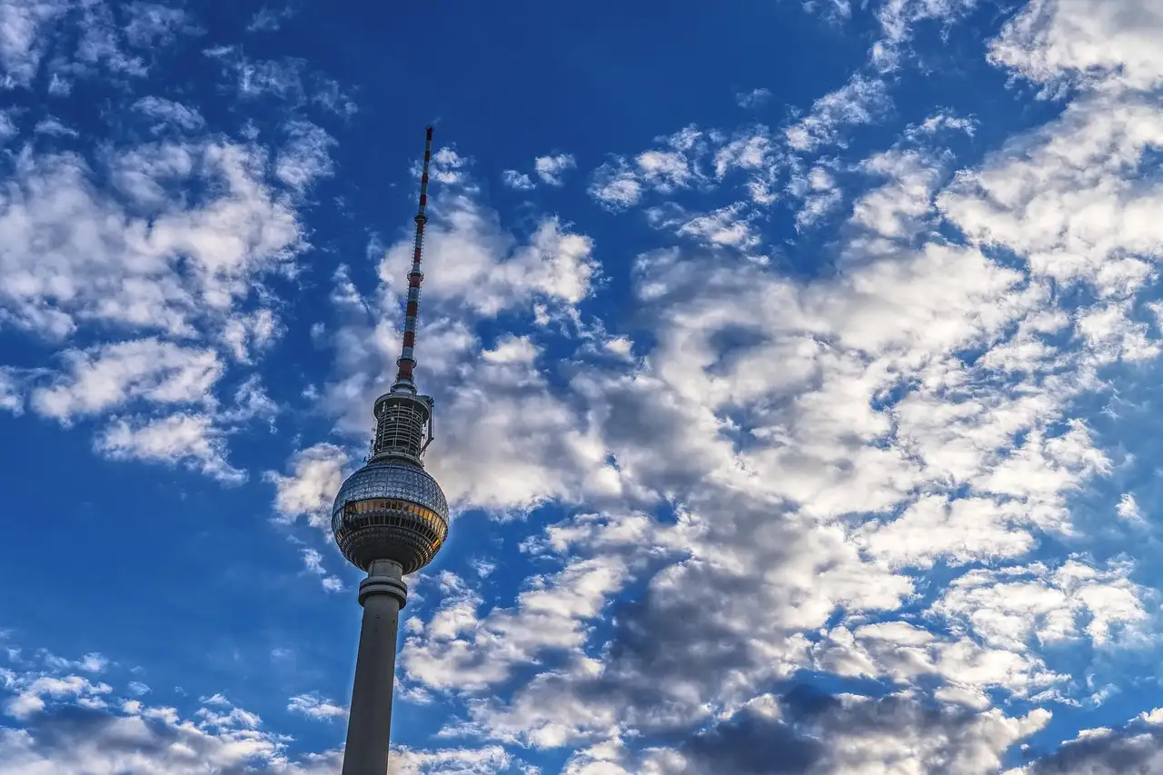 Der Berliner Fernsehturm vor blauem Himmel mit Wolken