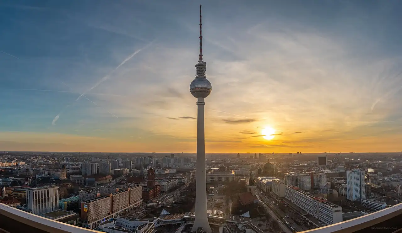 Blick von weit oben über Berlin bei Sonnenuntergang, mit dem Fernsehturm