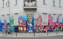 Bunte Street-Art-Wandbilder an einem Eckhaus in Kreuzberg, davor ein Fahrrad