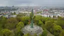 Der Viktoriapark in Kreuzberg von oben, das Denkmal zwischen grünen Bäumen, dahinter die Stadt