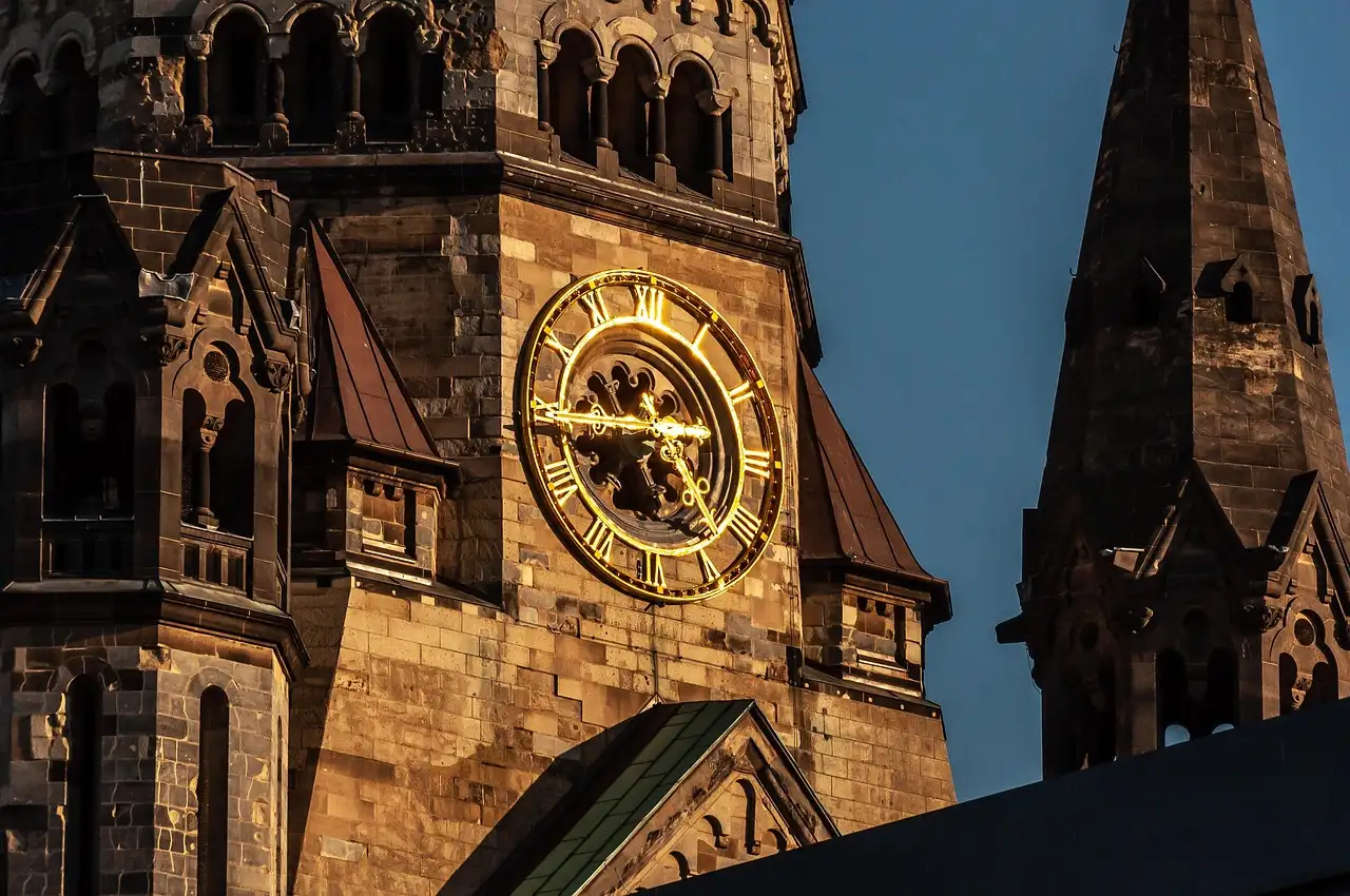 Die Uhr am alten Turm der Kaiser-Wilhelm-Gedächtniskirche