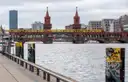 Die Oberbaumbrücke über der Spree, oben fährt eine gelbe U-Bahn