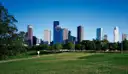 Die Türme von Downtown Houston, von einem Park aus gesehen