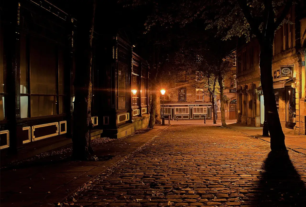 Eine dunkle Straße bei Nacht unter Straßenlaternen