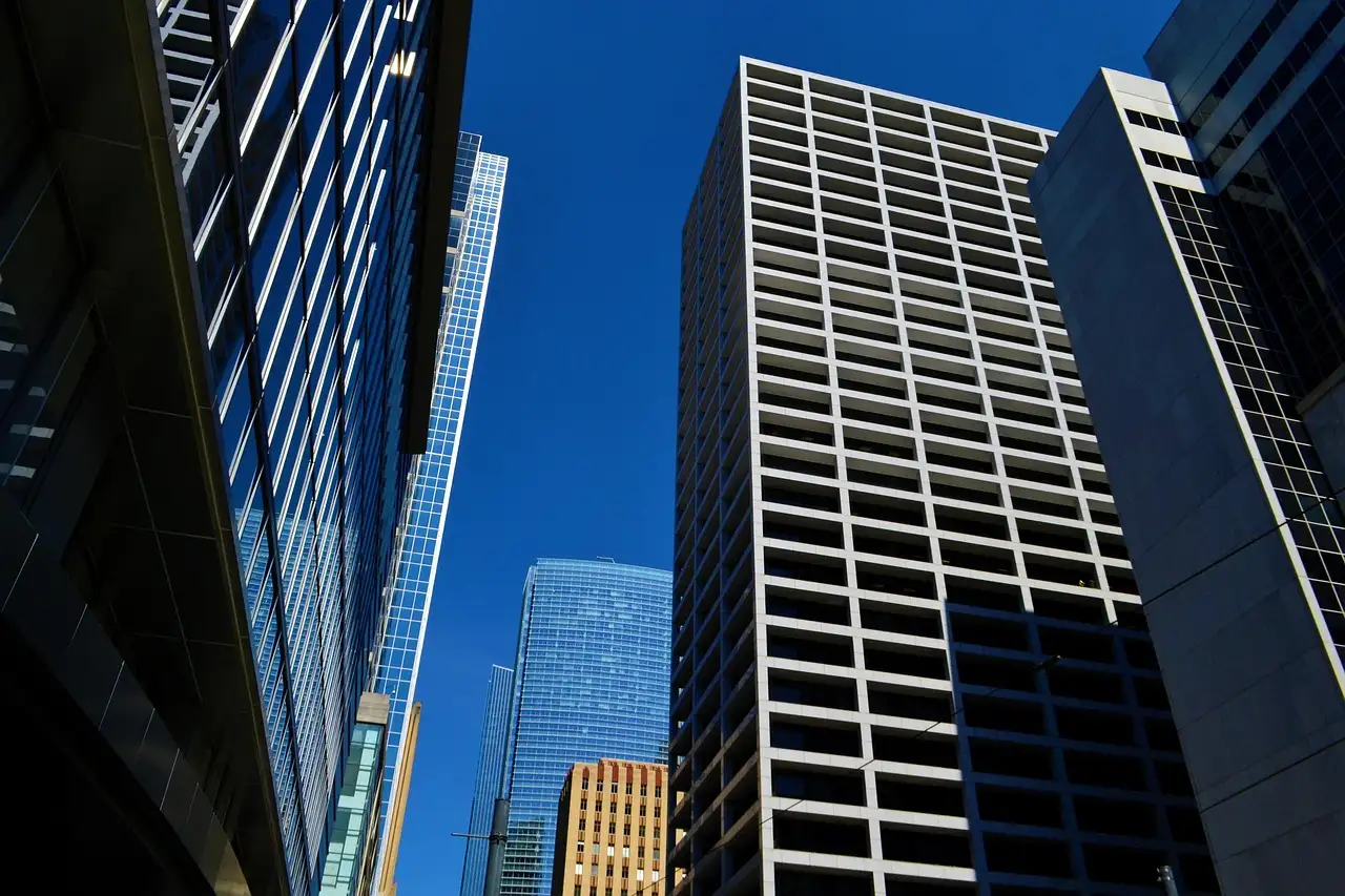 Gläserne Bürotürme in Downtown Houston, von unten gesehen