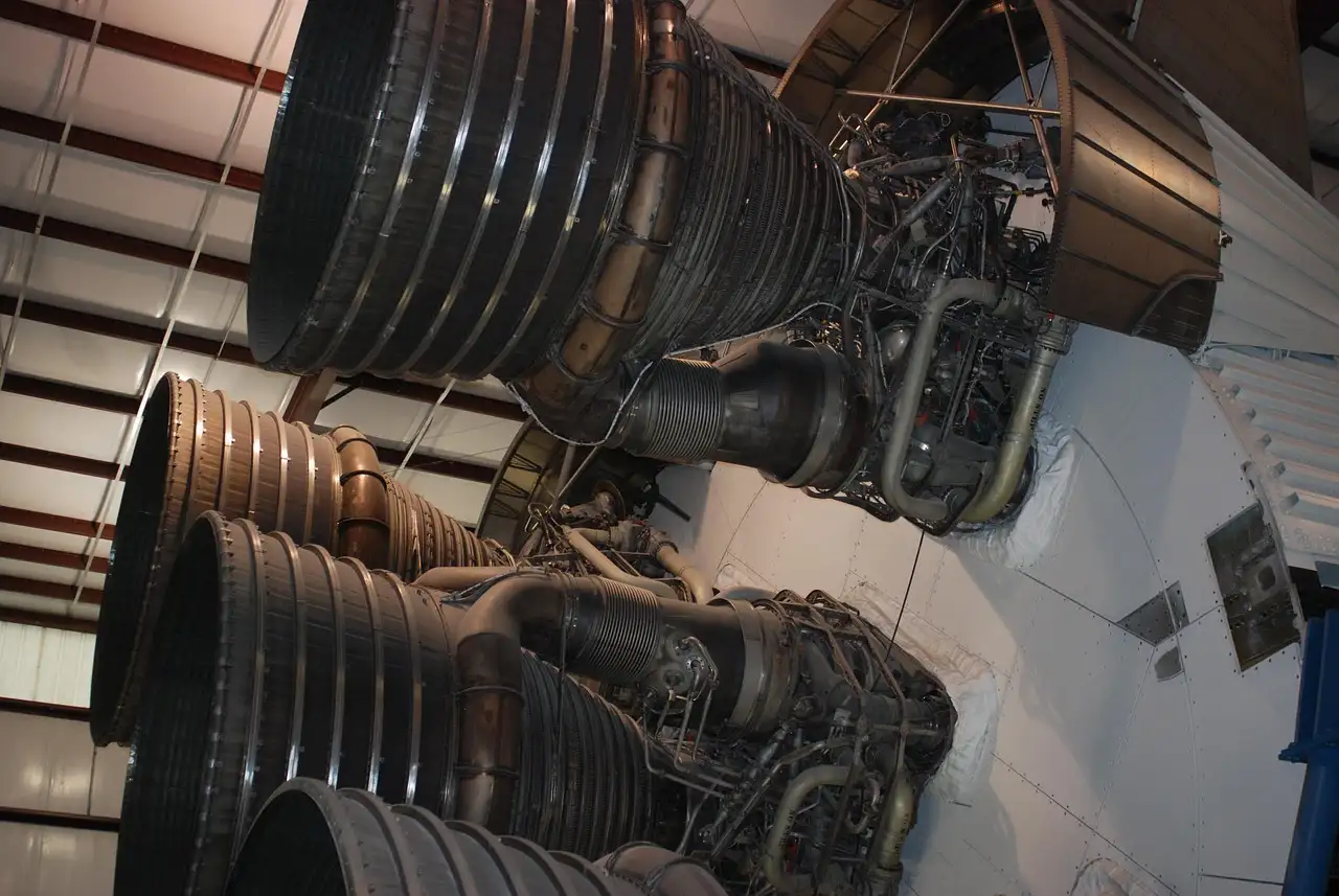 Die riesigen Triebwerke einer Saturn-V-Rakete in der Ausstellung im Space Center Houston