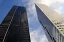 Zwei Bürotürme in Downtown Houston, von unten gegen den blauen Himmel gesehen
