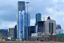Türme aus Glas und Stein in Downtown Houston unter bewölktem Himmel