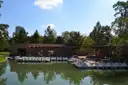 Tretboote liegen aufgereiht am Bootshaus am See im Hermann Park