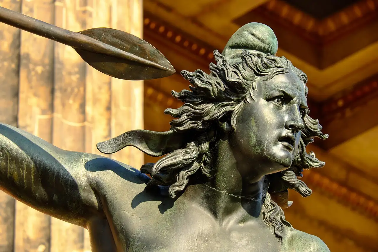 Eine Bronzeskulptur einer Frau mit wehendem Haar, aus der Nähe