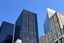 Bürotürme in Downtown Houston, von der Straße aus gegen den blauen Himmel gesehen
