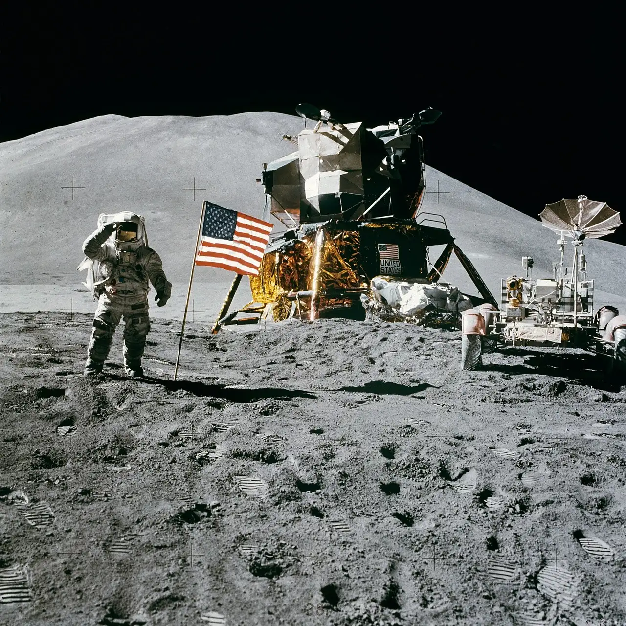 Ein Astronaut salutiert neben der US-Flagge und einer Mondlandefähre auf dem Mond