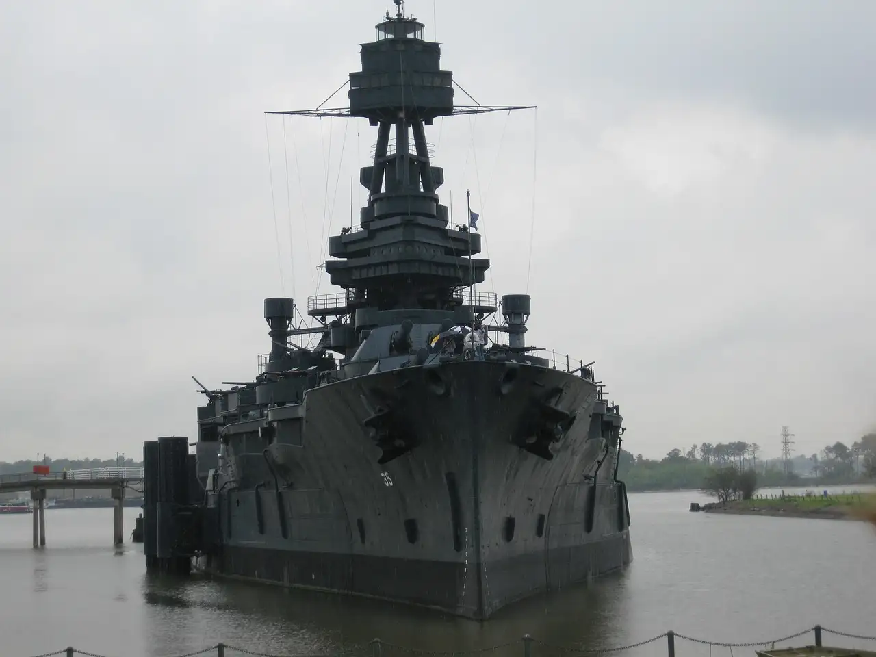 Die Battleship Texas an ihrem früheren Liegeplatz unter grauem Himmel