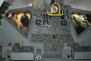 Reihen von Schaltern und Anzeigen im Cockpit eines Apollo-Raumschiffs in einer Ausstellung