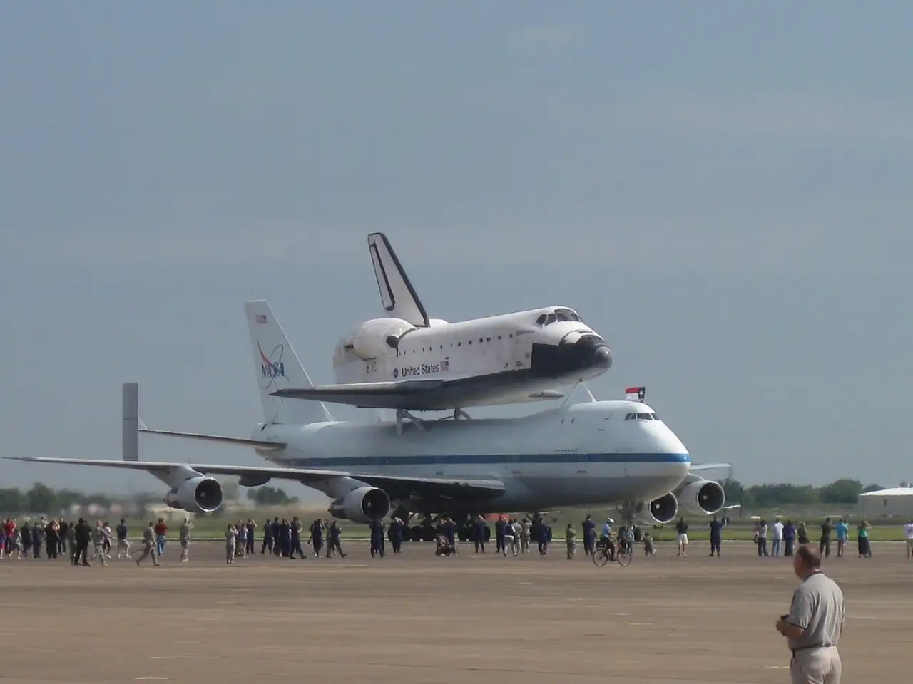 Ein Spaceshuttle auf dem Rücken der Boeing 747 der NASA, geparkt auf dem Ellington Field in Houston