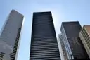 Dunkle gläserne Bürotürme in Downtown Houston, von unten gegen den blauen Himmel gesehen