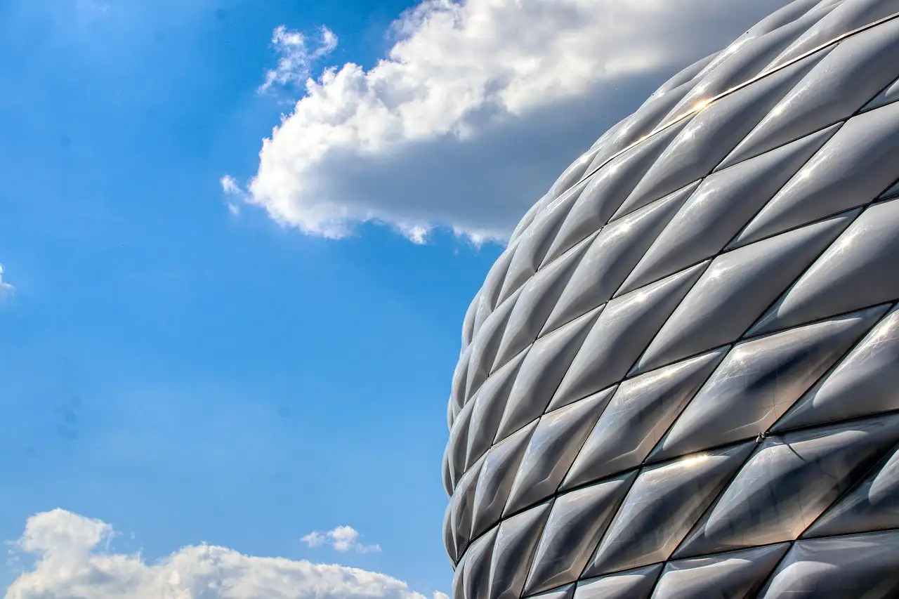 Die weißen, rautenförmigen Kissen an der Außenhülle der Allianz Arena aus der Nähe