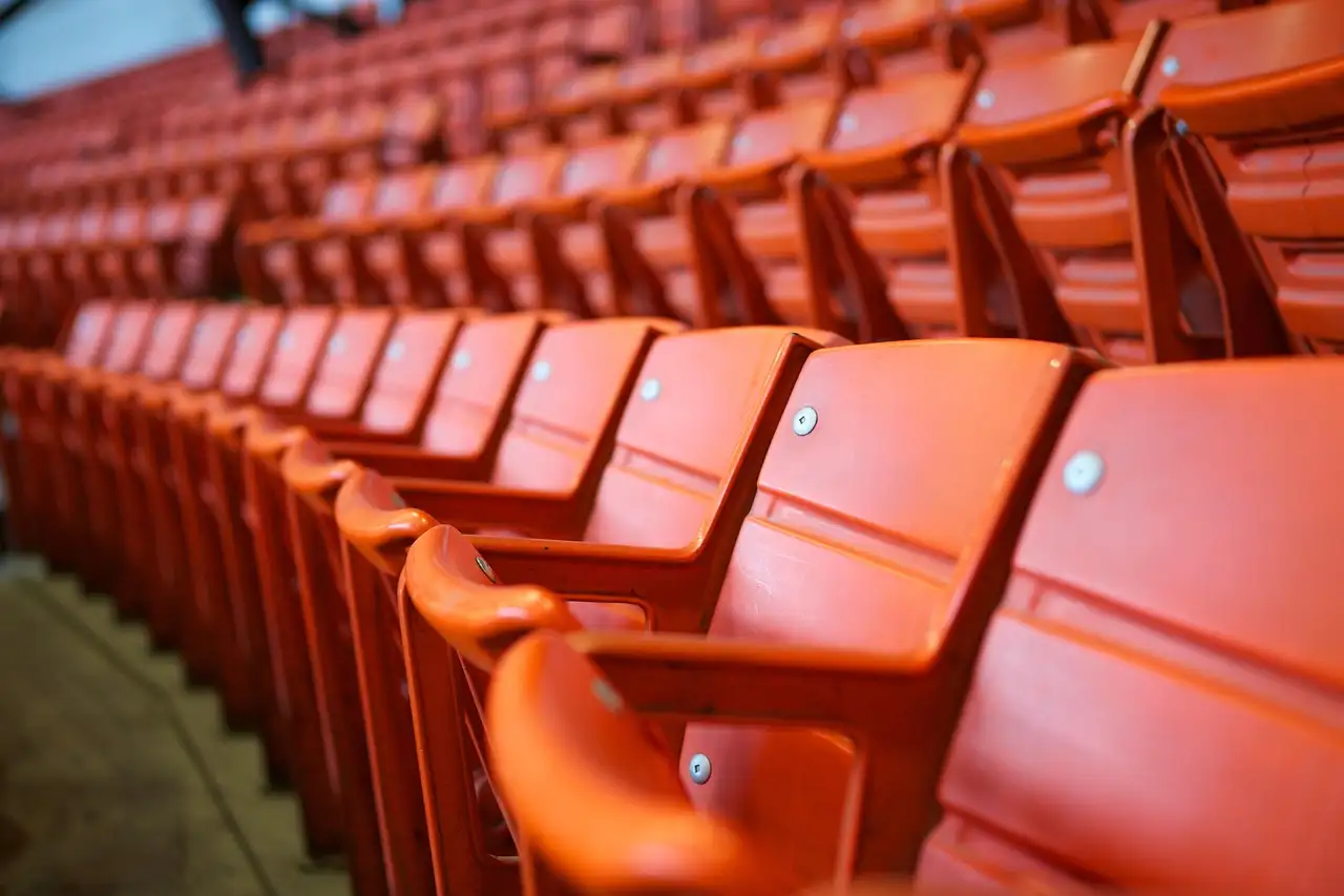 Reihen leerer roter Stadionsitze aus der Nähe